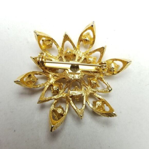 Vintage Faux Pearl and Gold Tone Radiant Flower Shape Brooch, Retro Estate - Picture 3 of 6